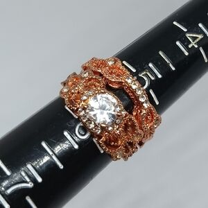 Exquisite Rose Gold Toned Women's Ring with Sparkling Centerpiece